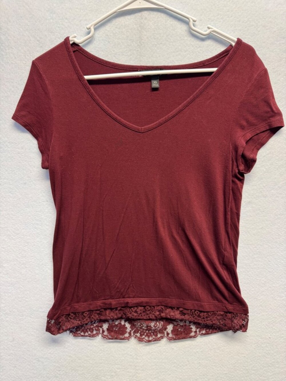 Banana Republic XS Burgundy Womens V-Neck Lace Hem Short Sleeve Top